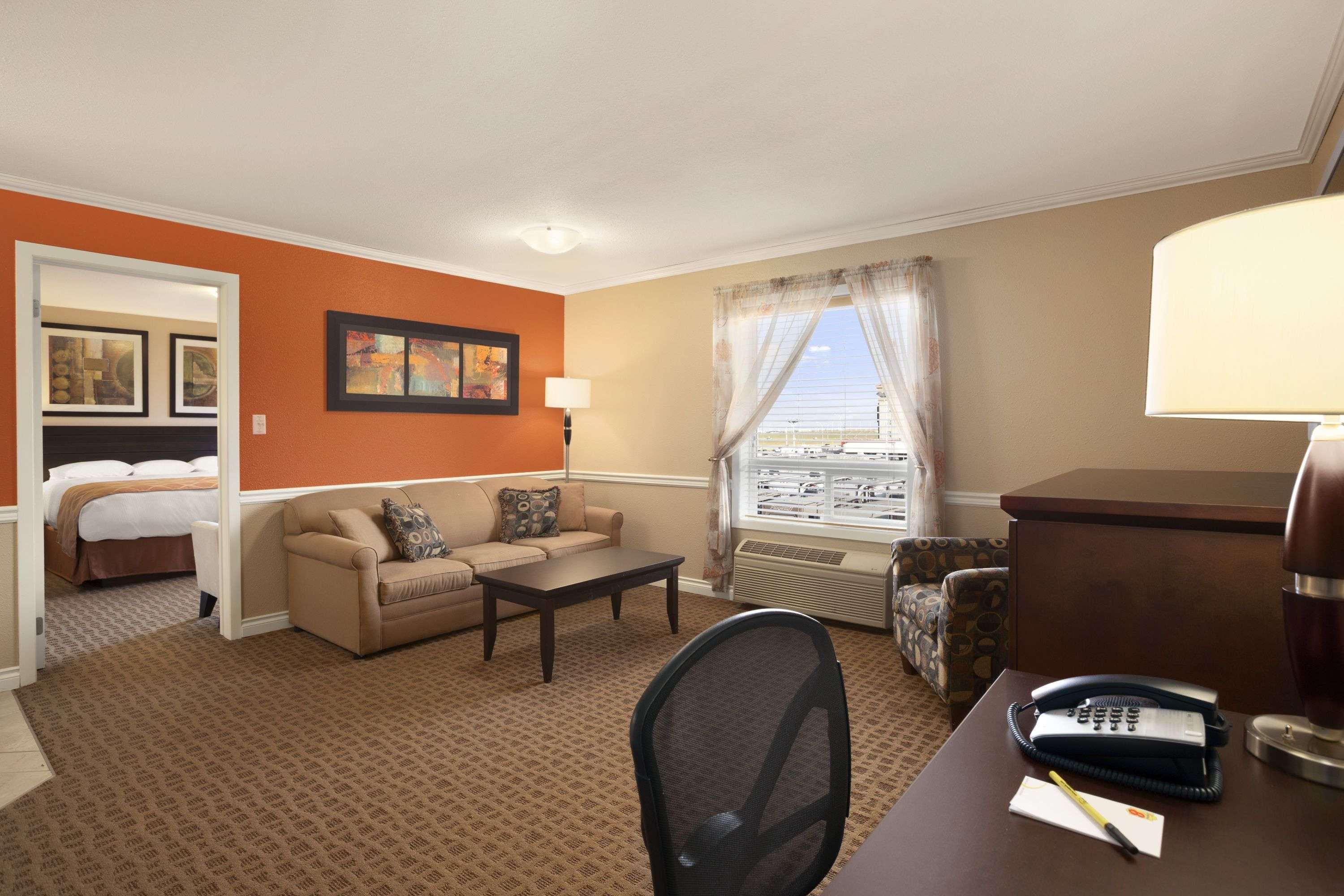 Super 8 By Wyndham Edmonton International Airport Hotel Leduc Exterior photo