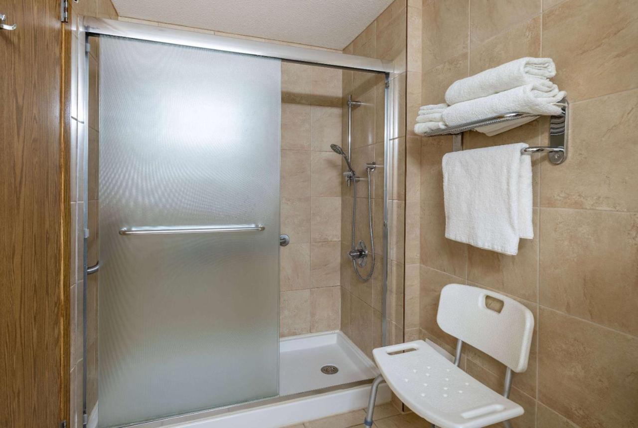 Super 8 By Wyndham Edmonton International Airport Hotel Leduc Exterior photo