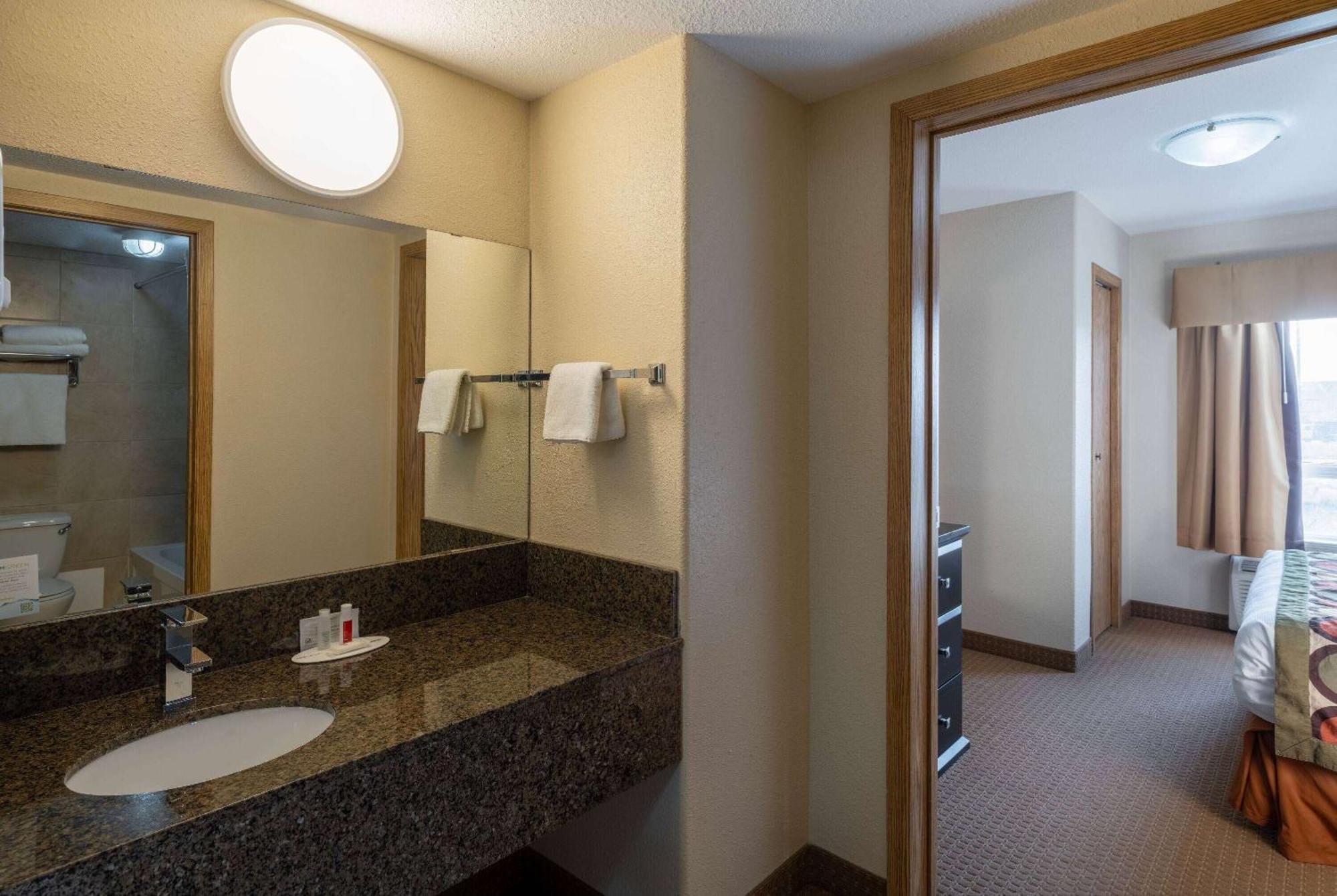 Super 8 By Wyndham Edmonton International Airport Hotel Leduc Exterior photo